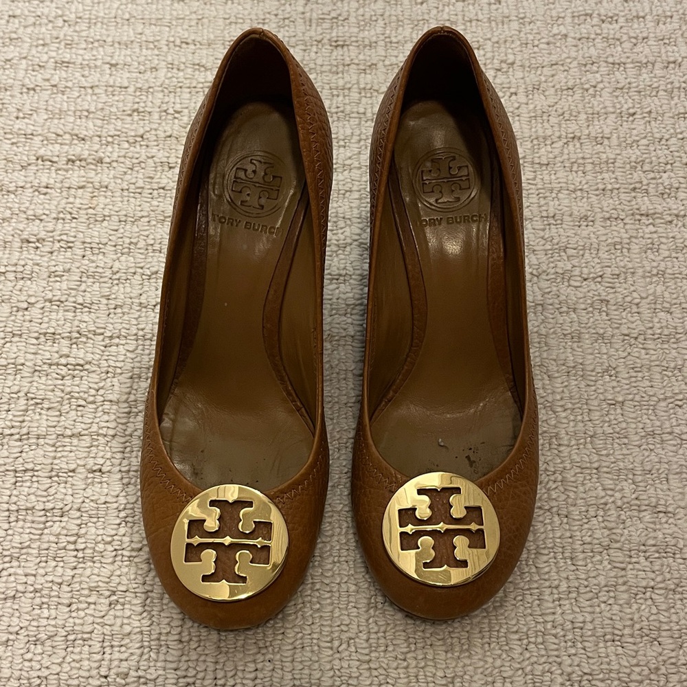 Tory Burch Women's Tan Leather Heels with Gold Emblem